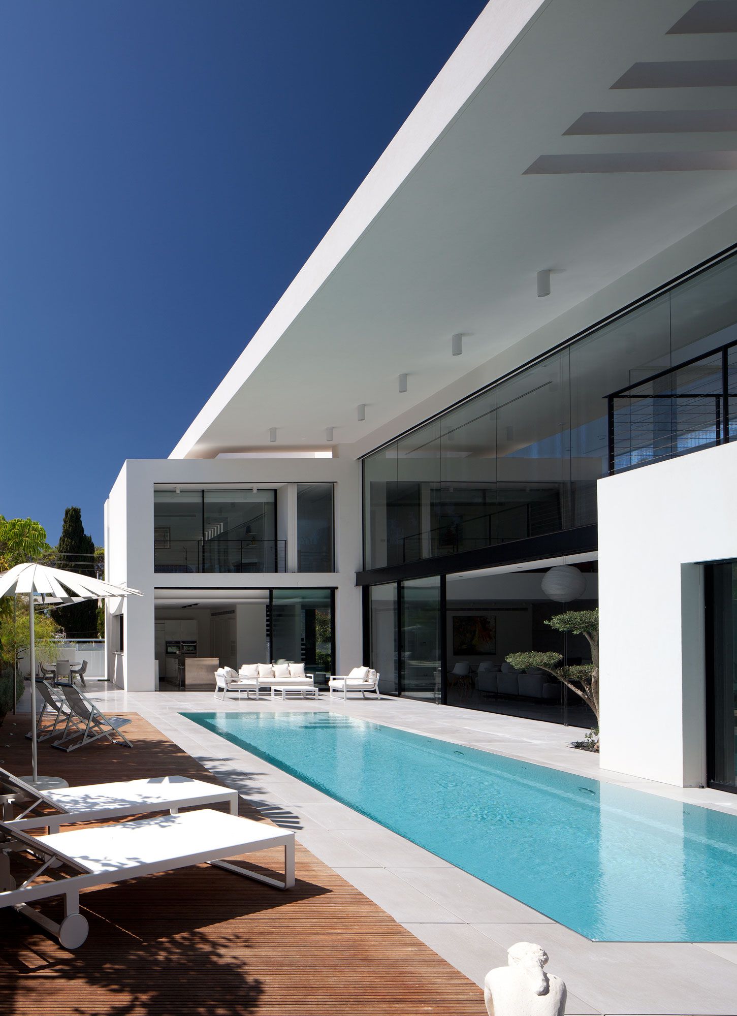 Contemporary Bauhaus on the Carmel by Pitsou Kedem Architects