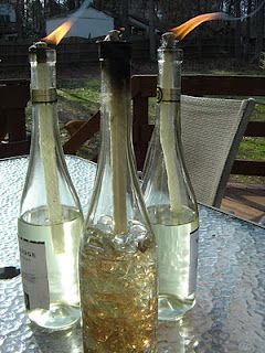DIY tiki torch wine bottles that look pretty and keep the mosquitoes away.