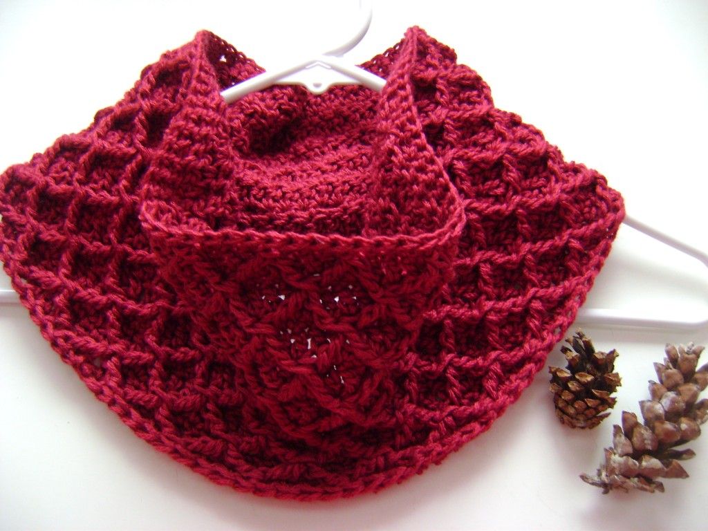 Diamond crochet cowl