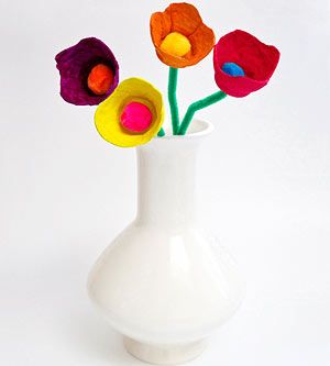 Egg cup flowers – crafts with egg cartons for Earth Day!