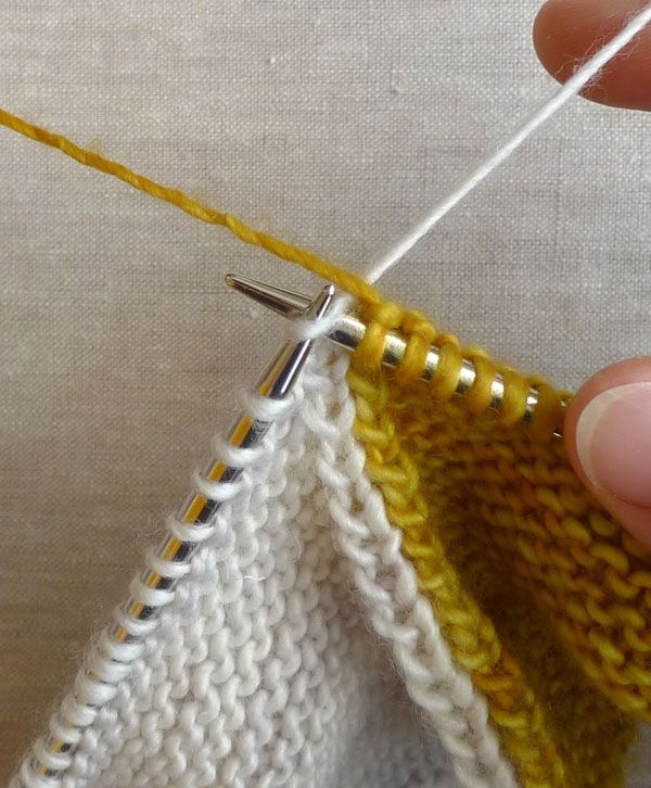 Knitting – Good pictorial for changing colors on right side and wrong – intarsia