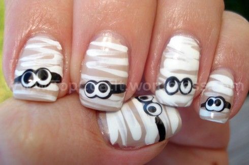 Nail Art – Mummies…fun for halloween.