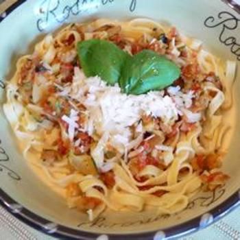 Pasta with Scallops, Zucchini, and Tomatoes