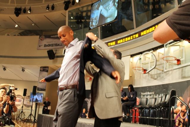 Reggie Miller receives his Hall of Fame jacket.