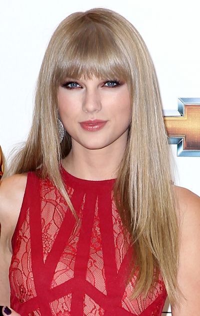 Taylor Swifts Barbie-inspired look