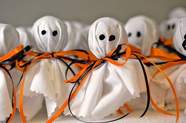 Tootsie pops dressed up as ghosts for Halloween