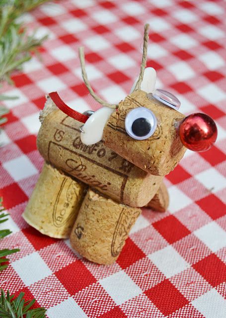 lots of cute Christmas ornaments ideas from corks…