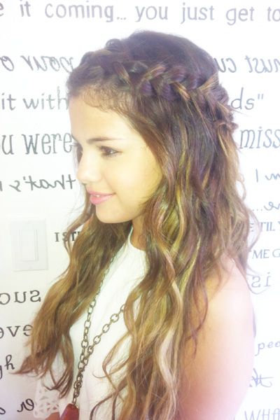 Copy Selena Gomez and Nina Dobrevs cool halo braid