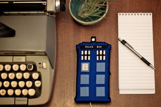 DIY Doctor Who TARDIS Phone Charging Station Tutorial #DoctorWho #DoctorWhoCraft