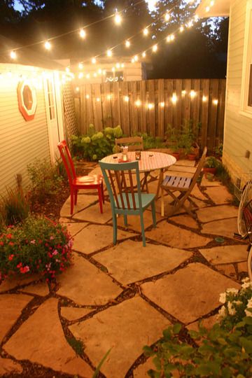 Easy little side yard (by Jeffery DeBolt, via Apartment Therapy)