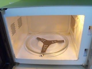 Easy way to clean your microwave – heat a bowl of water and vinegar for 5 minute
