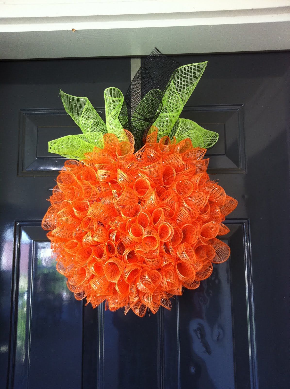 Fleur de lis and Football: DIY pumpkin wreath–sweet!  I knew if I waited long e
