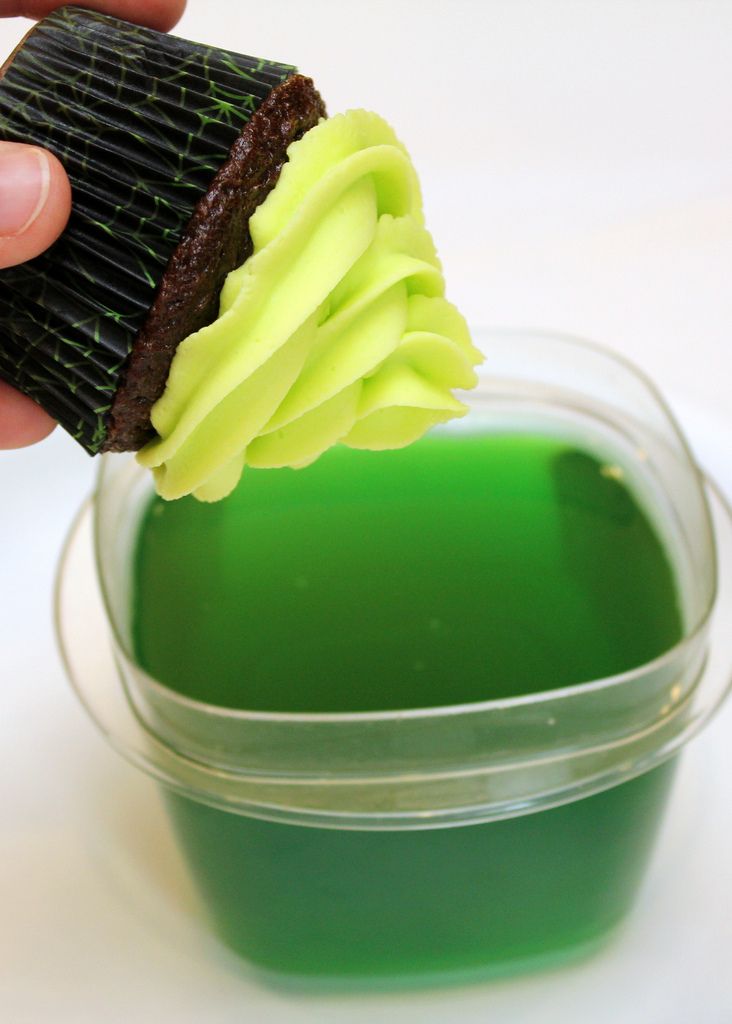 Glow in the dark cupcake frosting using tonic water and jello. Can't wait to