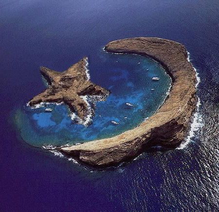 Island of Molokini – natural star and crescent – between Maui and Kahoolawe, Haw