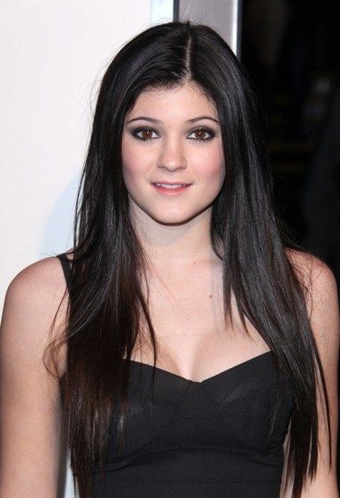 Kylie Jenners brunette, wavy hairstyle