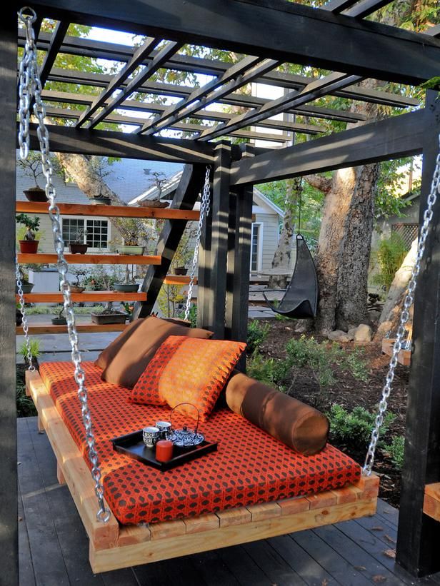 Swing made from pallets – I would change the colors, but love the rest!
