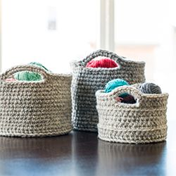 These crochet baskets of varying sizes are a chic storage solution! Free base pa