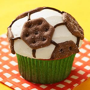 soccer cupcakes-100 calorie pack cookies