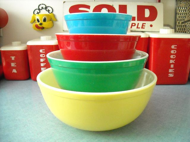 vintage colored mixing bowls