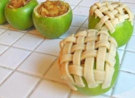 Apple Pie baked in Apples! This would also make a pretty photo once baked