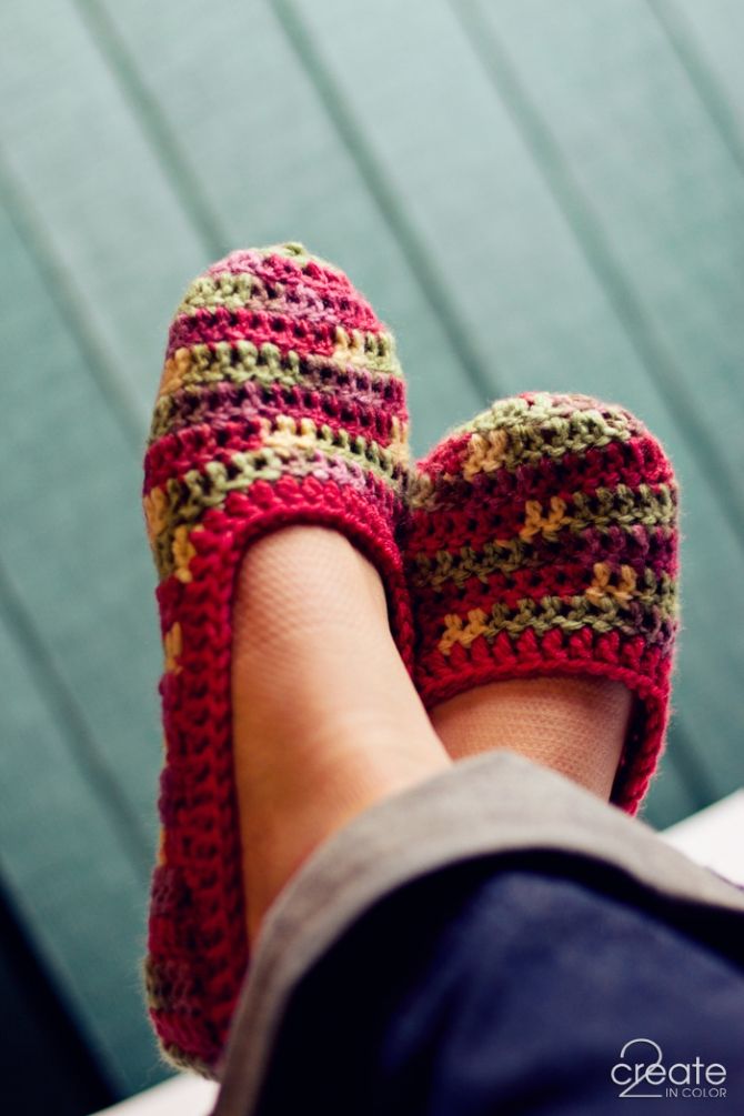 Cozy crochet slippers for winter.  Easy pattern, great pics to guide you.