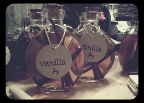 DIY Vanilla Vodka as Christmas gifts. NEAT!!!