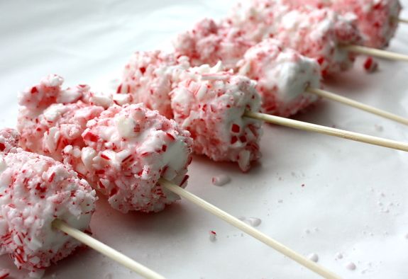 Peppermint Marshmallows for dipping in Hot Chocolate. Cute gift!