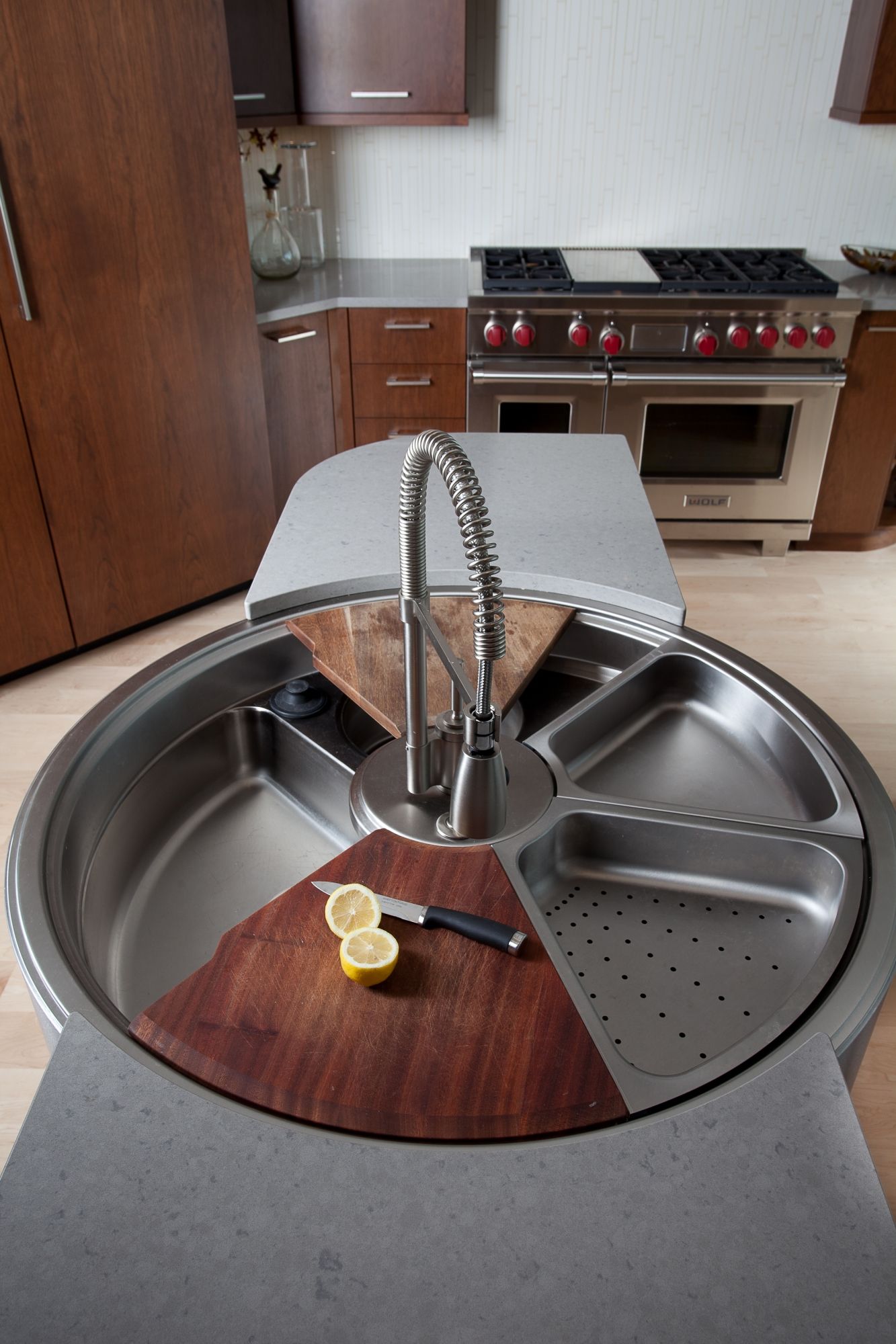 Rotating Sink, Has Cutting Board, Colander & More.