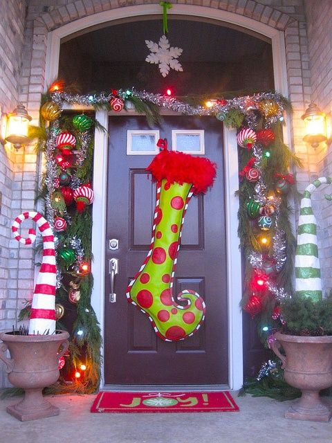 Soooooo CuTe!! Love the stocking! looks like dr suess decor – Click image to fin