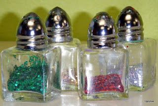 Tippytoe Crafts: Christmas (glitter shakers)