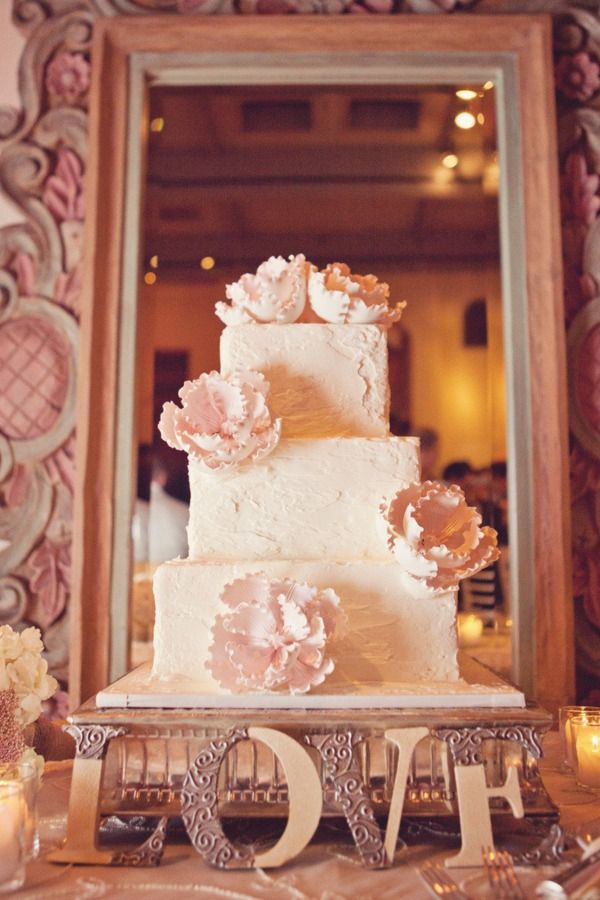 love the mirror behind the cake, the mirror frames it and shows a 360 view of it