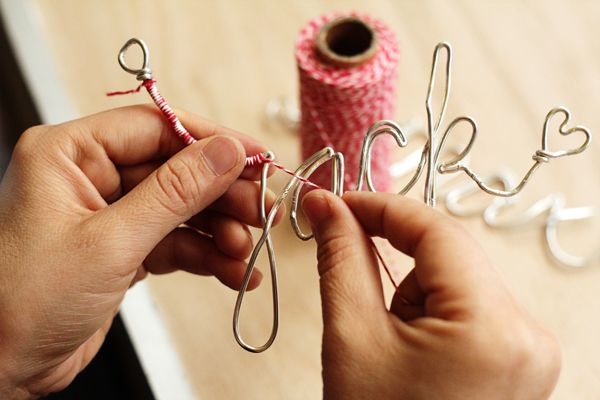 love this! DIY wire names as ornaments or gift tags for Christmas.