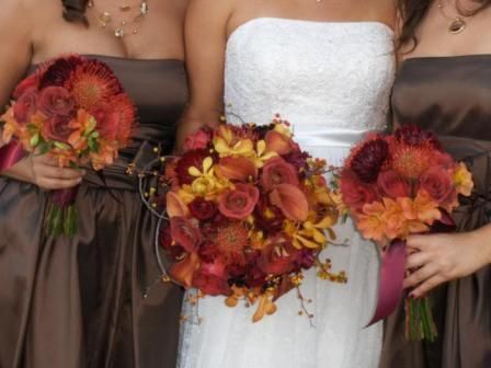 red flowers, brown dresses —perfect for a fall wedding.