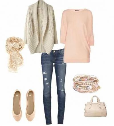 relaxed outfit in blush pink