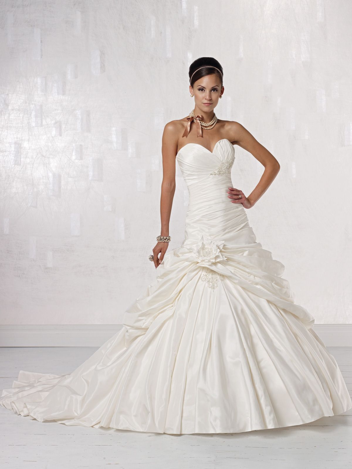 Elegant sweetheart sleeveless taffeta wedding dress