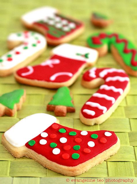 Festively hued, totally fun Frosted Christmas Cookies. #cookies #Christmas #deco