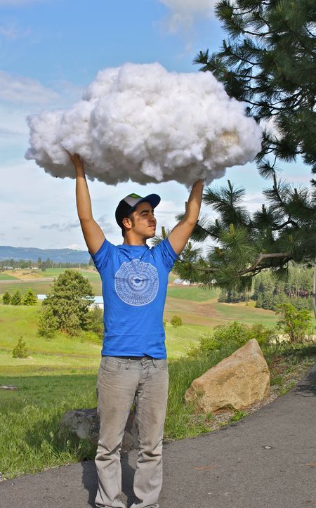 How to make a cloud – balloons, glue, paper, and polyester pillow stuffing. Pret