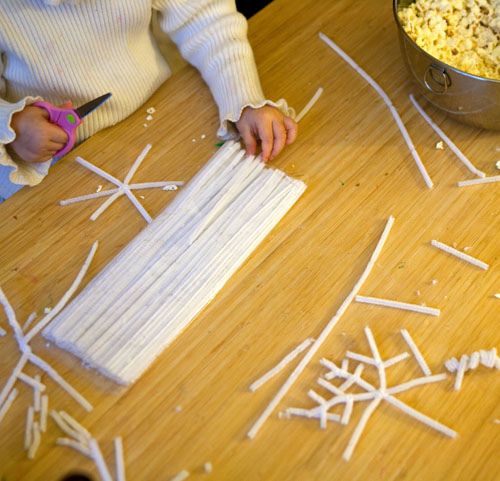 Pipe cleaner snowflakes – so easy but so nice! #kids #winter #ornaments #christm