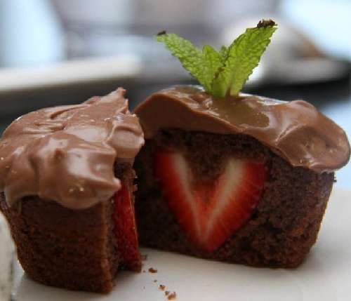 Sweetheart Cupcakes: Chocolate Pudding Cupcakes with Strawberry Centers!