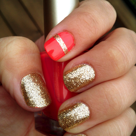 love this holiday glitter manicure #nails