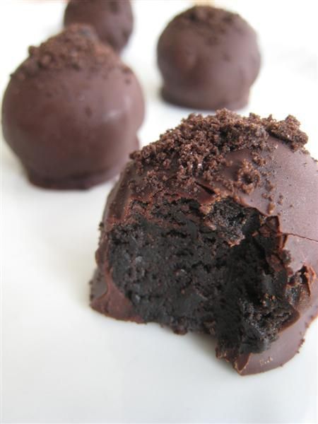 I just died a little! 3 ingredient no bake Oreo truffles! Like cake balls but MU