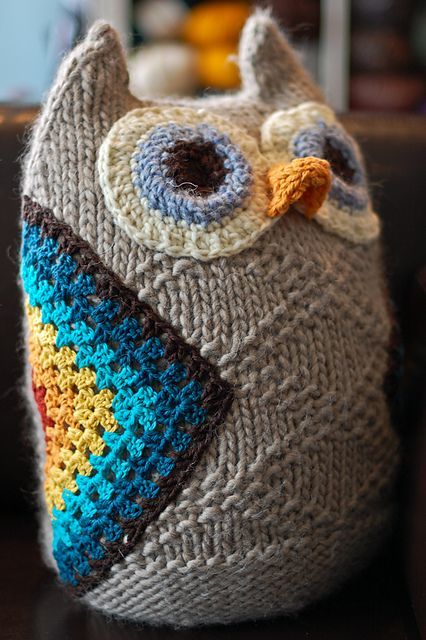 Rainbow granny-square owl wings. LOVE. #owl #knitting #crochet