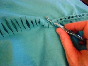 crochet detail on t-shirt restyle –  great way to make a shirt just a little bit