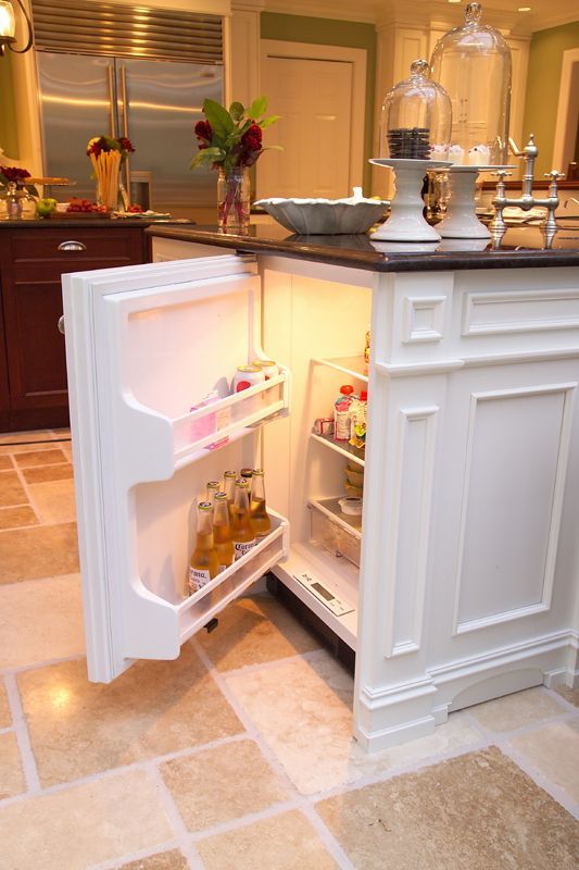 Good idea: Mini fridge in island for the kids or extra cold space