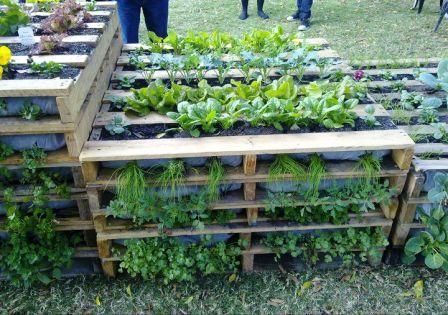 More garden ideas with repurposed pallets from the MicroGardener: "20 Creat