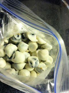 Yogurt Covered Blueberries via The Caffeinated Chronicles of Supermom. Such an e
