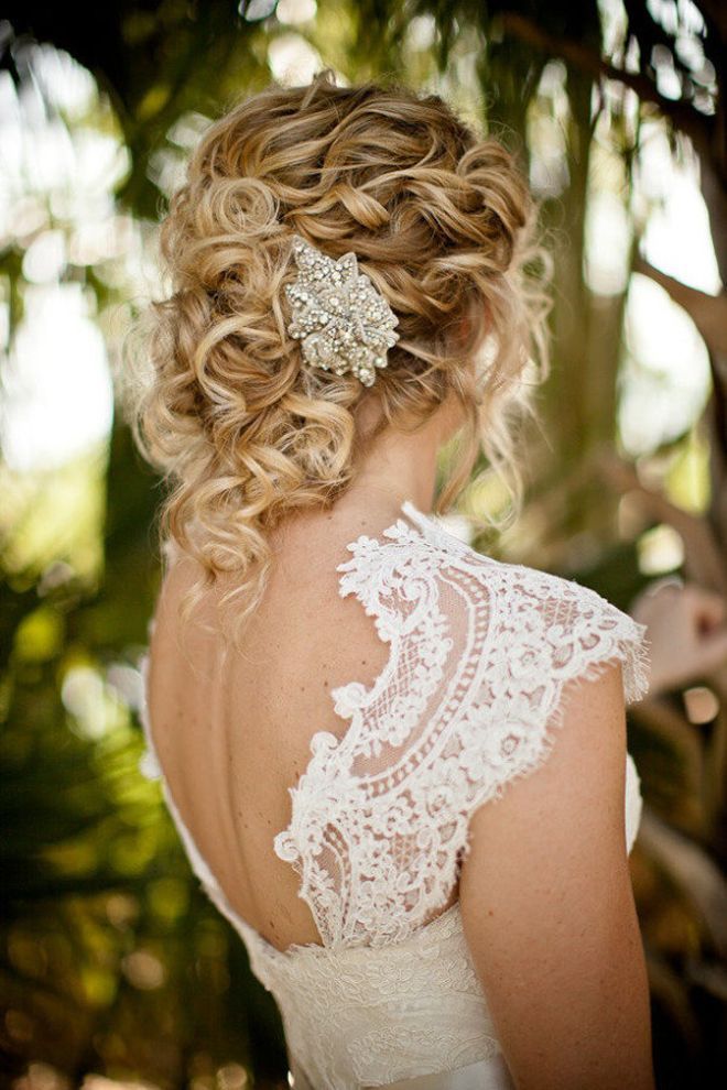 How beautiful!  Vintage lace dress and old Hollywood glamour hair fob. Perfect f