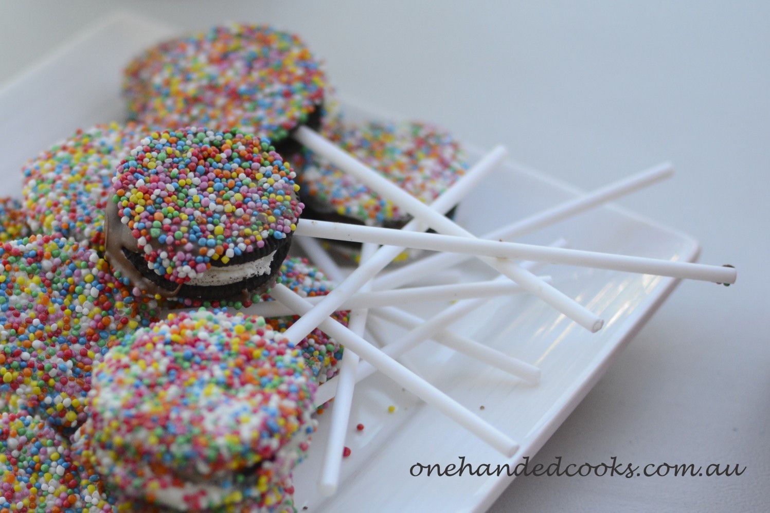 kids party food: oreo pops #oreopops #onehandedcooks #kidsparty #party