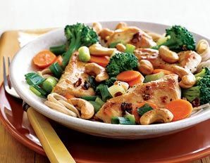 Chicken, Broccoli, and Cashew Stir-Fry – 396 cal