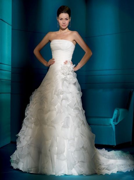 Elegant strapless multilayer organza wedding dress